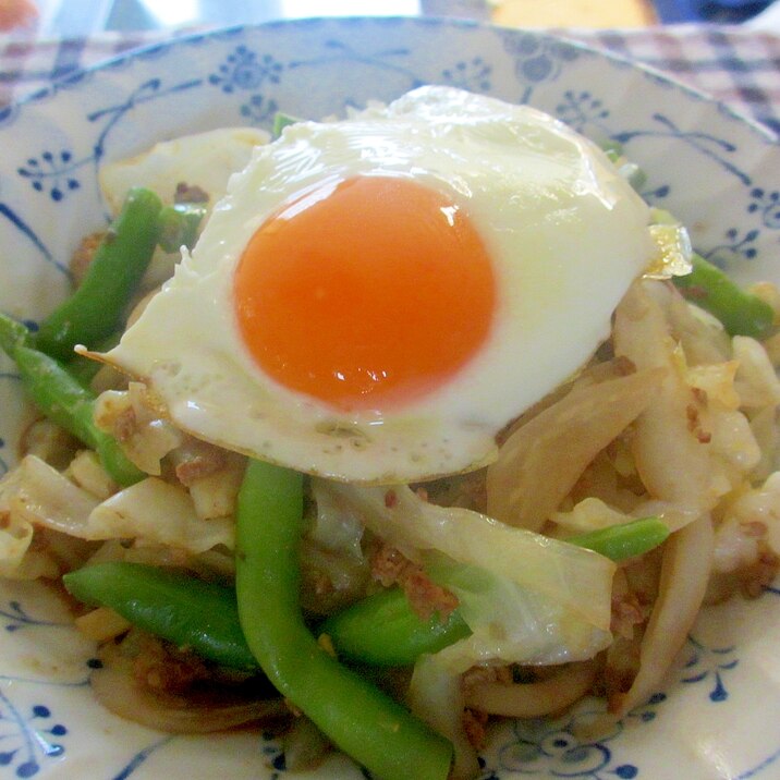 インゲンとキャベツの肉みそ焼きうどん